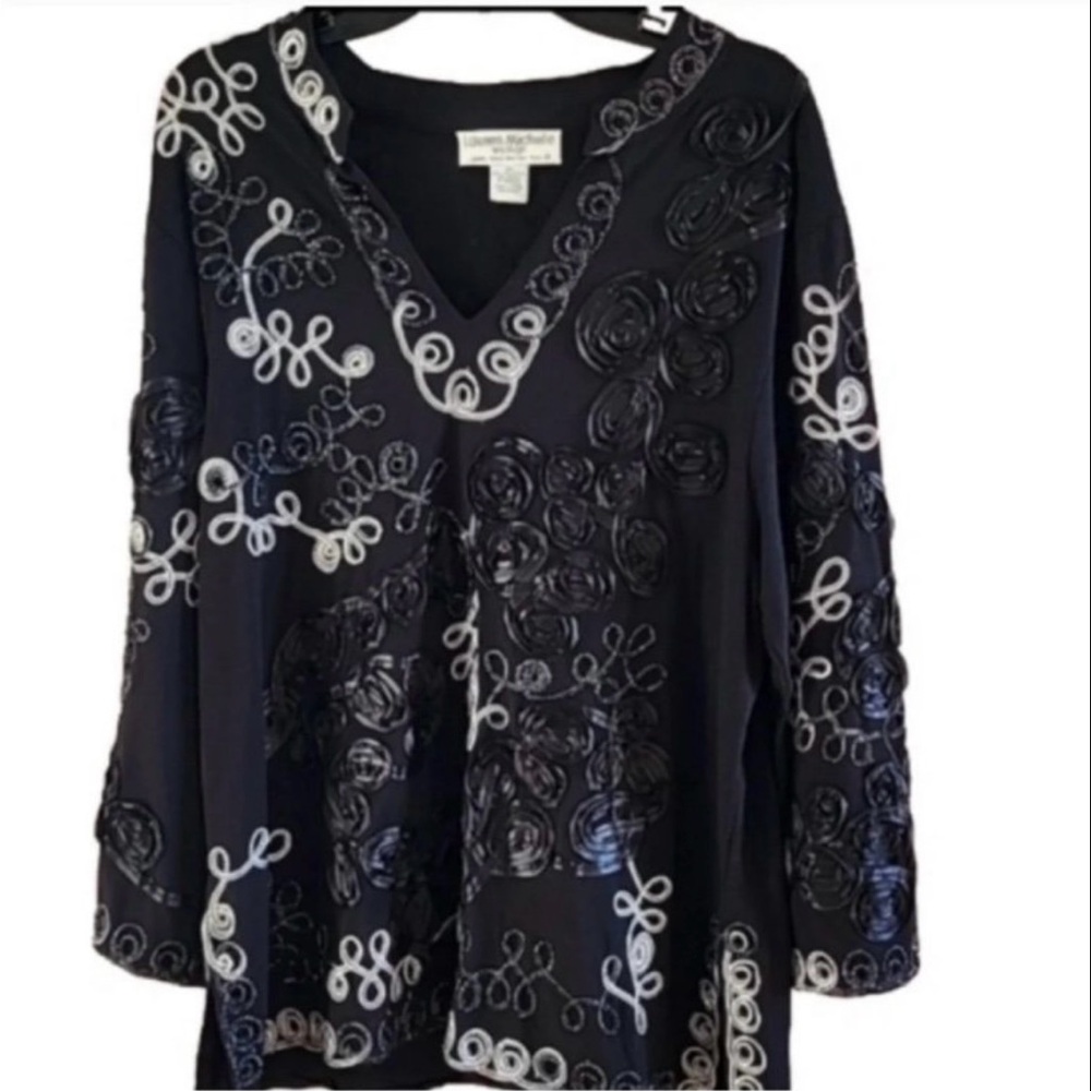 NWOT 2X Plus
Lauren Michelle Women's embroidered Black Tunic